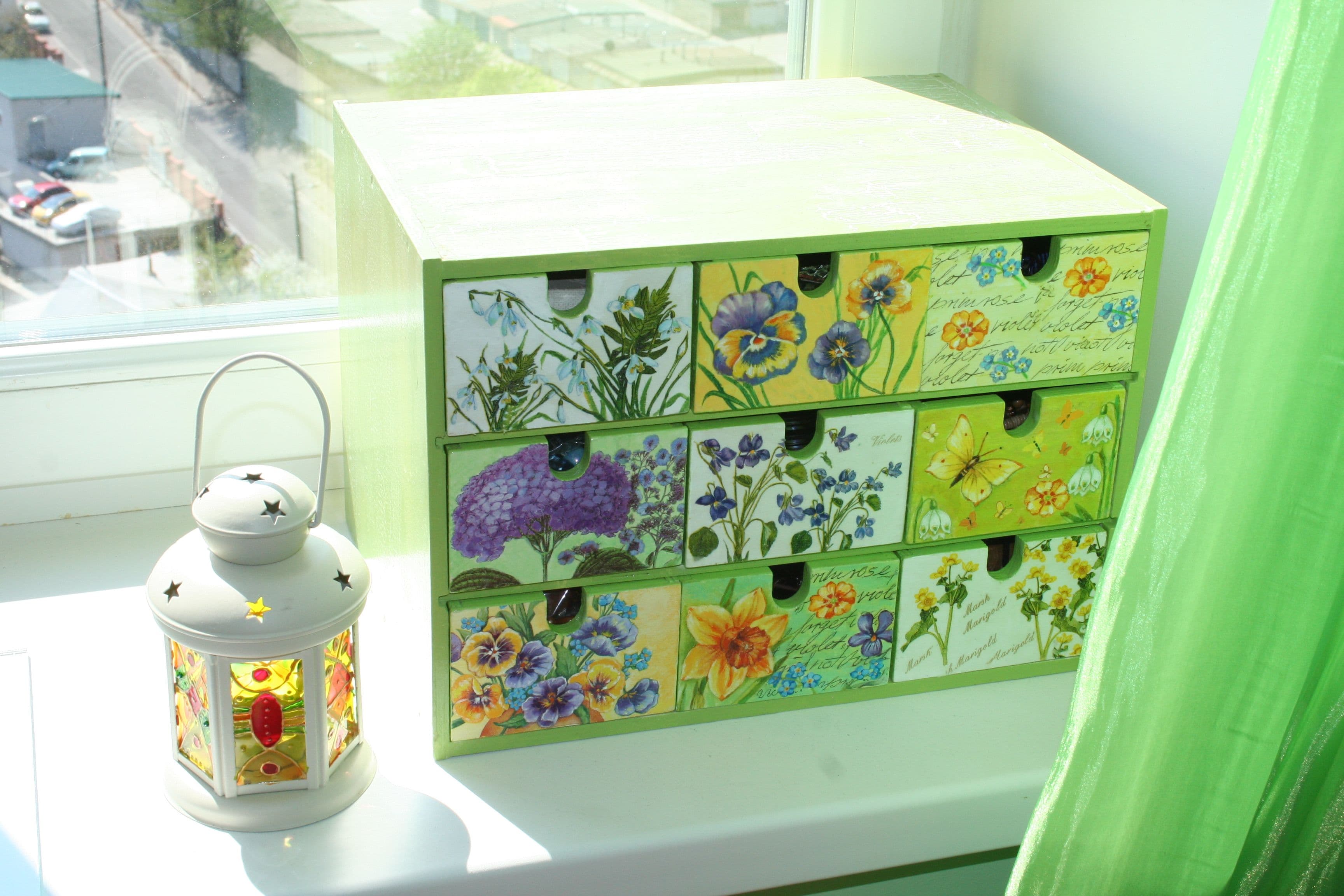 A jewellery box with the botanical theme