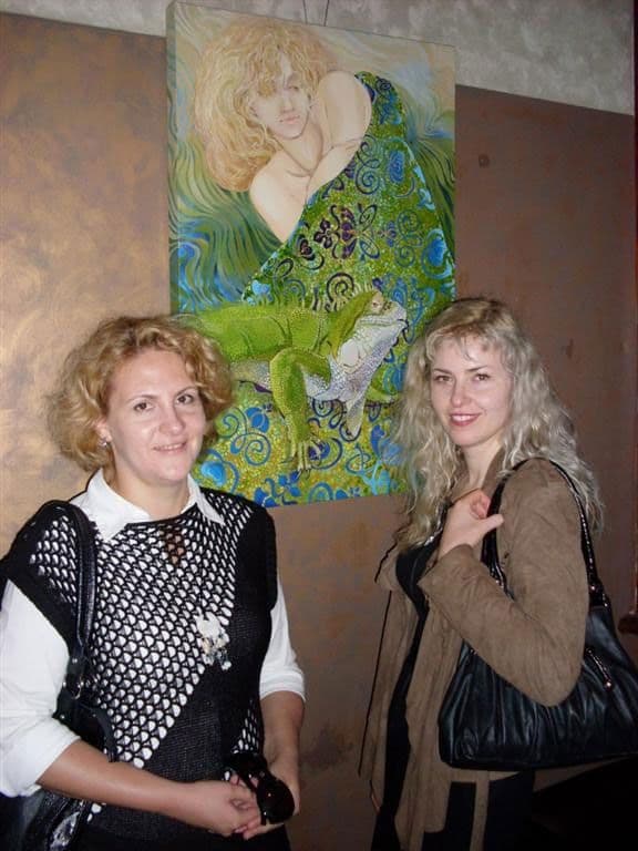 Artist and her friend in front of the artwork