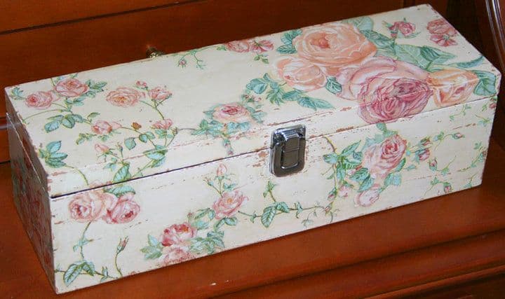 Vine box with roses in a shabby-chick style