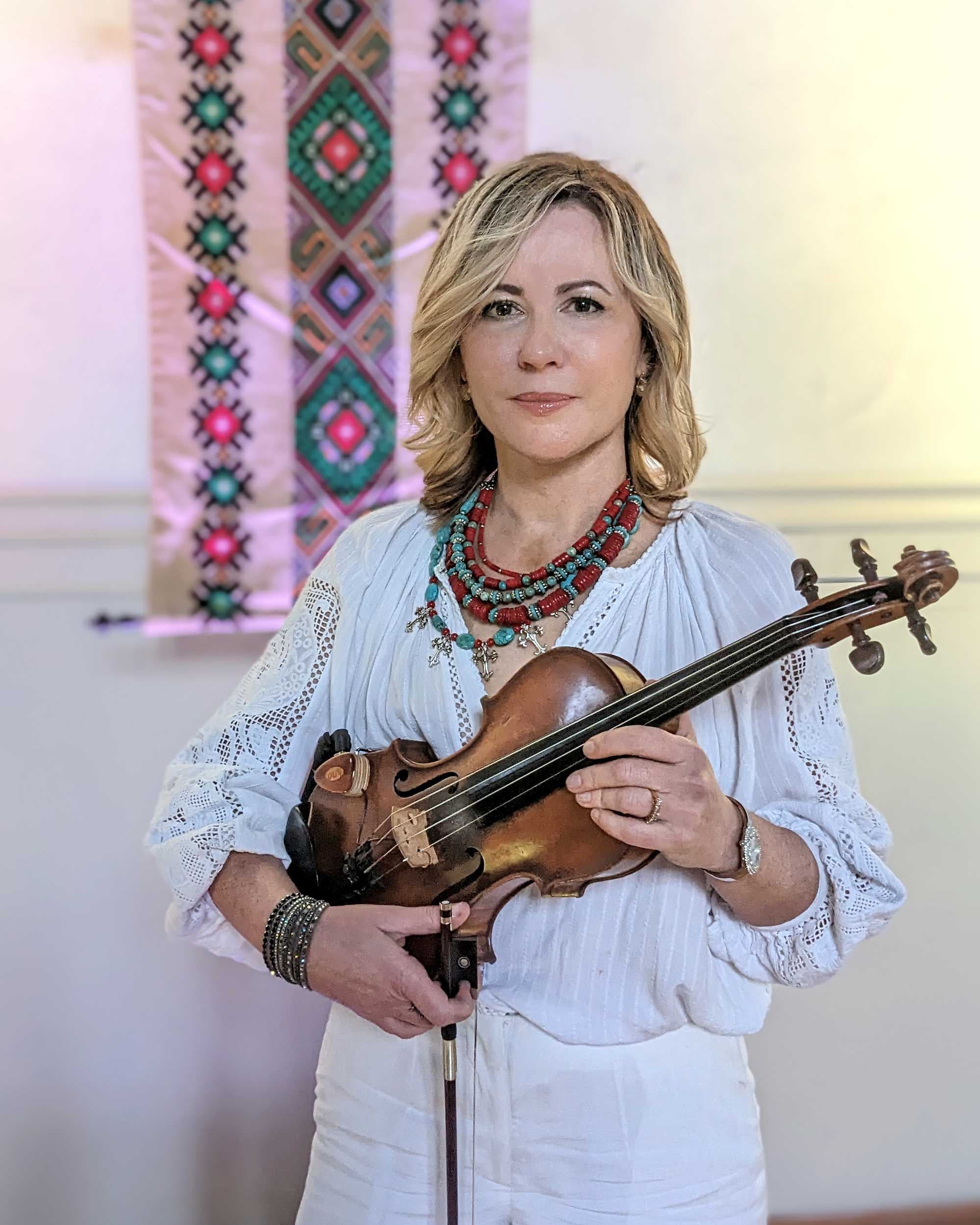 Maryana Sywak with violin