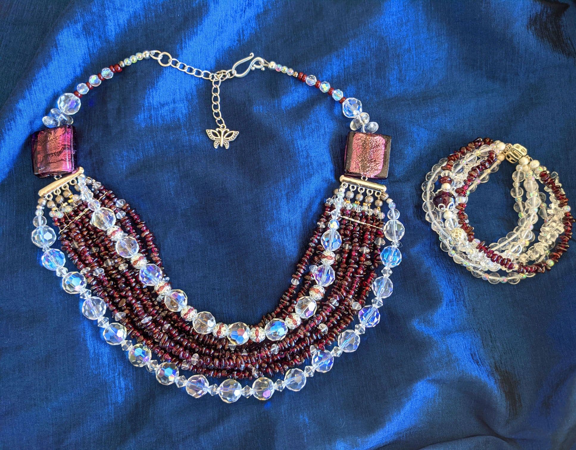 Transparent crystals and granate chips jewellery