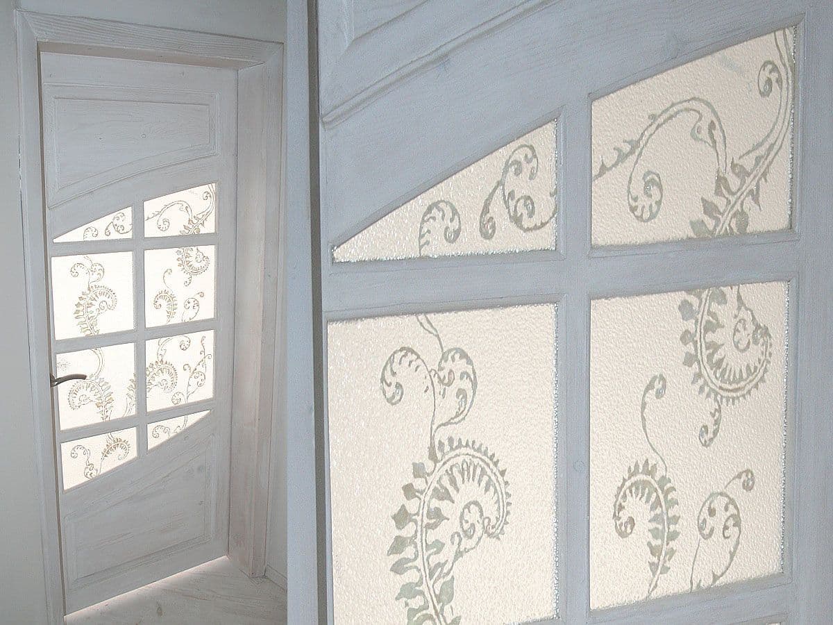 white doors is textured glass decor