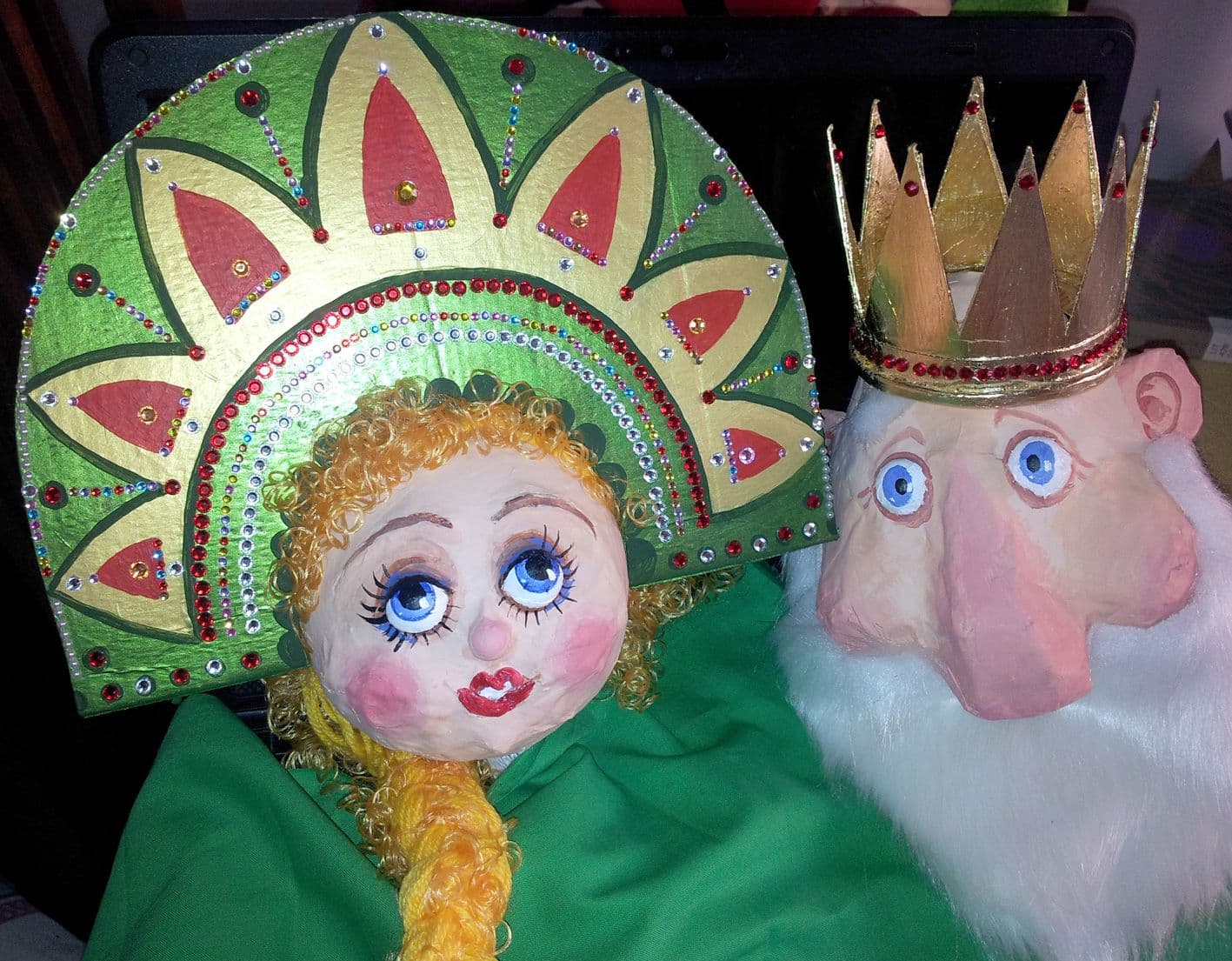 A tsar and his daughter puppets